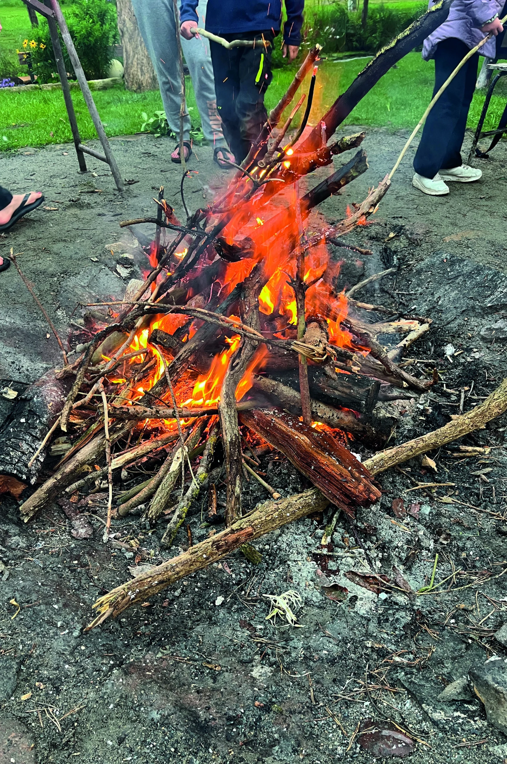 Ein Lagerfeuer brennt in einer Feuerstelle
